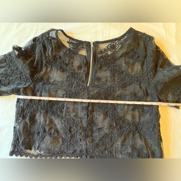 Forever 21 Black Lace Short Sleeve Crop Top Size M EUC - Picture 4 of 5